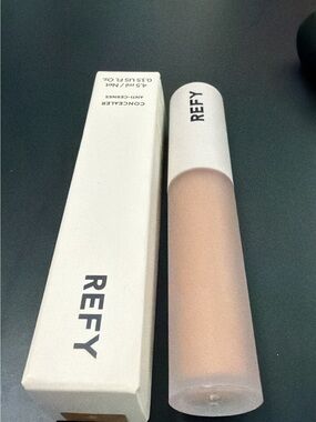 REFY Concealer Tube in Neutral Beige & White Packaging